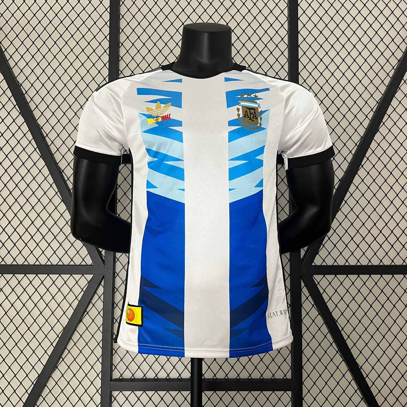 CAMISETA ARGENTINA I EDICIÓN ESPECIAL ADIDAS RETRO + DRAGON BALL 20024 HOMBRE (VERSIÓN JUGADOR) - Vitrine Futebolística